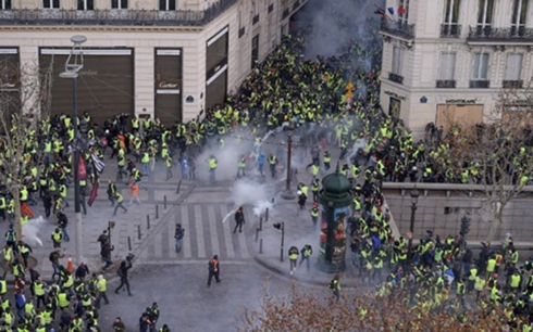 Người biểu tình "áo vàng" đụng độ với cảnh sát ở Paris ngày 8/12 (Ảnh: AFP)