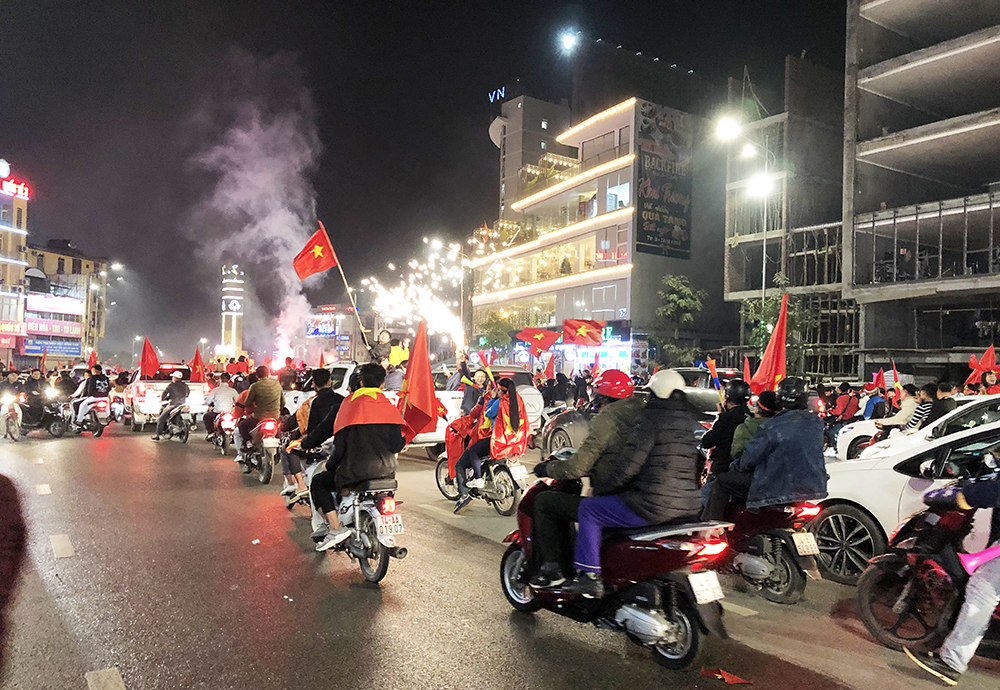 khắp các tuyến phố đâu đâu cũng ngập tràn màu cờ sắc áo.