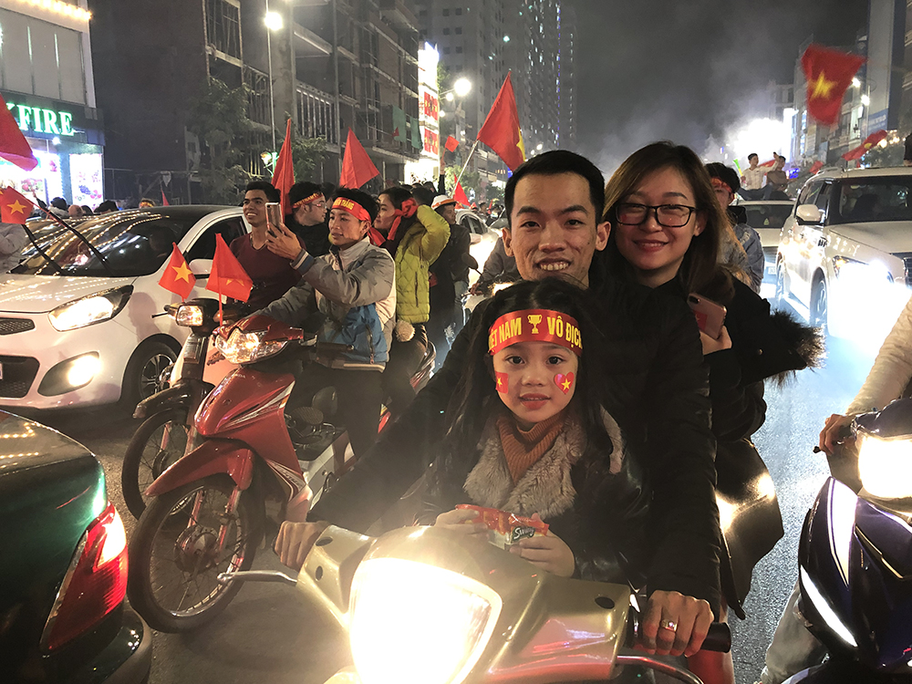 nhiều gia đình đã cùng nhau hòa vào dòng người tấp lập để chung vui cùng chiến thắng của đội nhà.