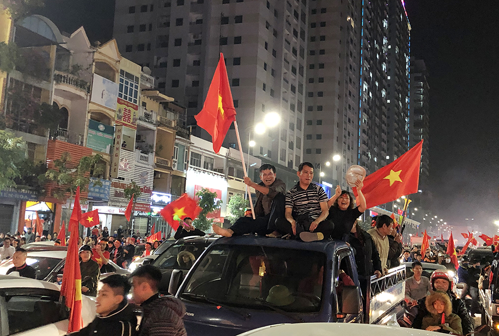 Rất nhiều cách ăn mừng chiến thắng đã được người hâm mộ thể hiện với những cung bậc cảm xúc chiến thắng sau một thời gian dài chờ đợi.