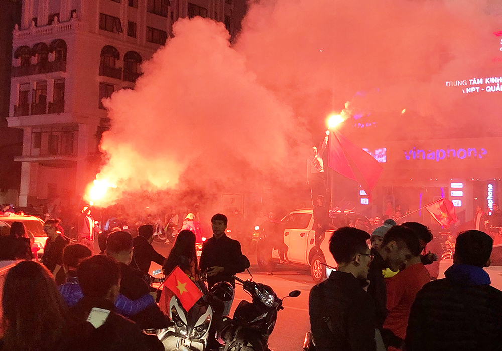 Tại khu vực cột đồng hồ, hàng trăm người đã xuống đường ăn mừng khiến cho không khí càng trở nên náo nhiệt và sôi động.