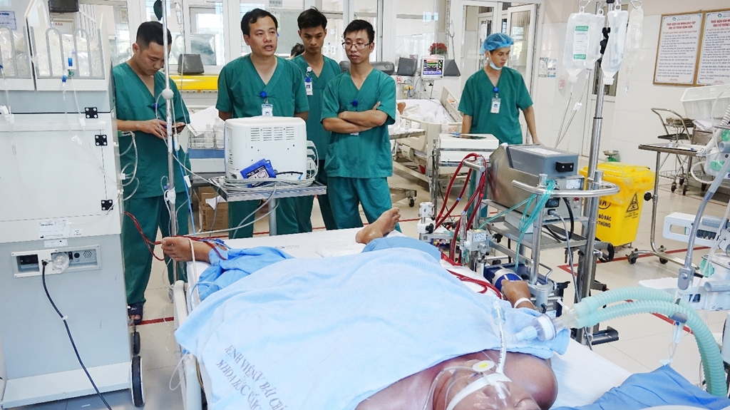 từ đầu năm 2018, Khoa cũng triển khai ứng dụng kỹ thuật hồi sức chuyên sâu như phương pháp oxy hóa máu qua màng ngoài cơ thể - kỹ thuật ECMO. Ảnh do Bệnh viện Bãi Cháy cung cấp.
