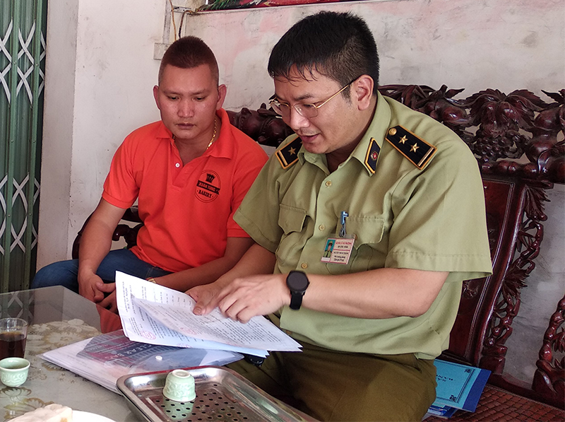 Cán bộ Quản lý thị trường tuyên truyền một số quy định của pháp luật về sản xuất hàng hóa đảm bảo ATTP cho cơ sở sản xuất bánh Trung thu tại Hải Hà