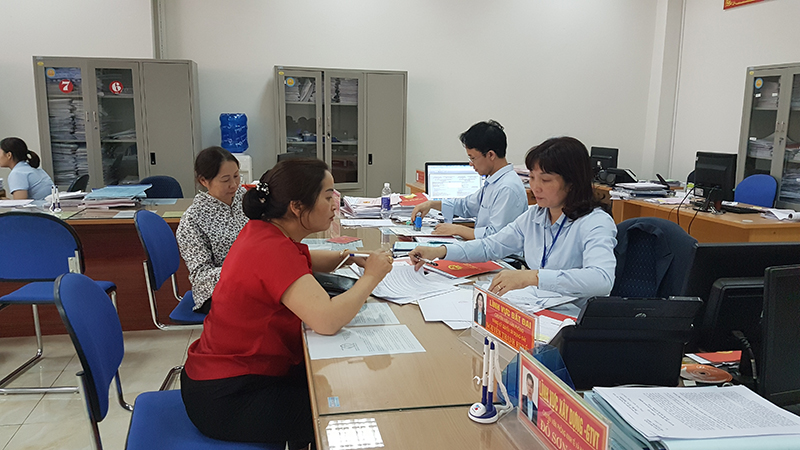 Quảng Ninh đã xây dựng thành công nền hành chính phục vụ (Trong ảnh: hướng dẫn người dân thực hiện thủ tục hành chính tại Trung tâm hành chính công thị xã Đông Triều). 