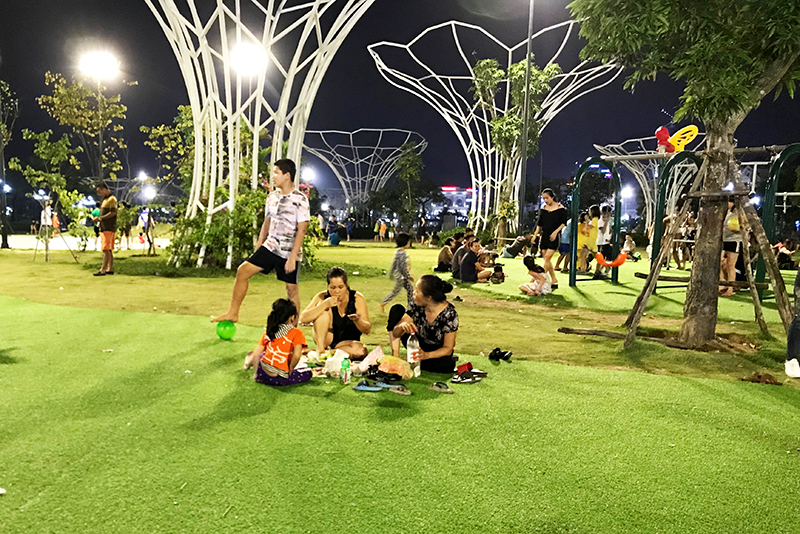 Người dân đến khu vui chơi ở Công viên hoa Hạ Long thường mang theo đồ ăn, thức uống.