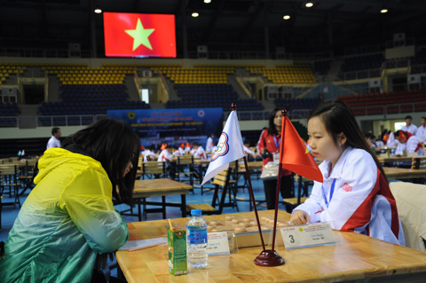 VĐV trịnh Thúy Nga (Quảng Ninh, áo trắng) 