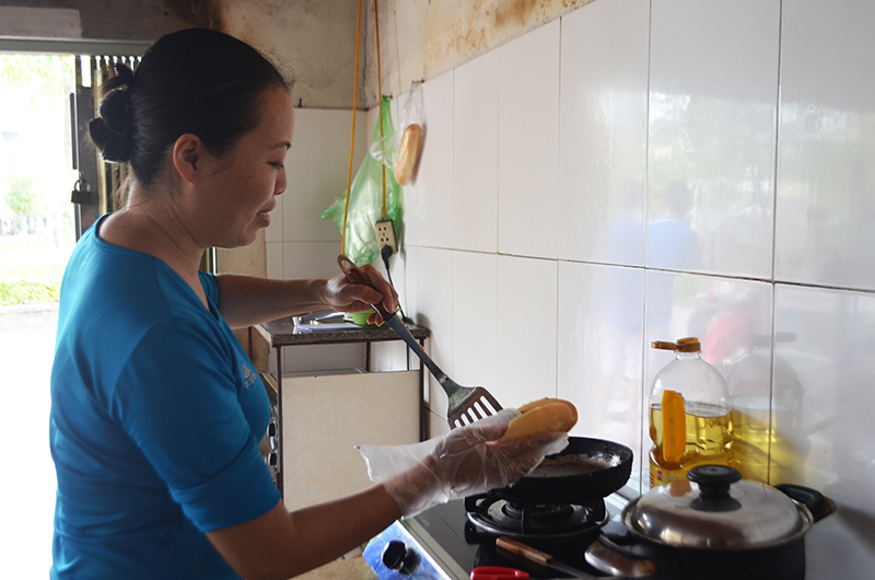 Để đảm bảo ATTP, chị Hoàng Thị Thúy luôn sử dụng găng tay đảm bảo vệ sinh khi cầm nắm thức ăn.