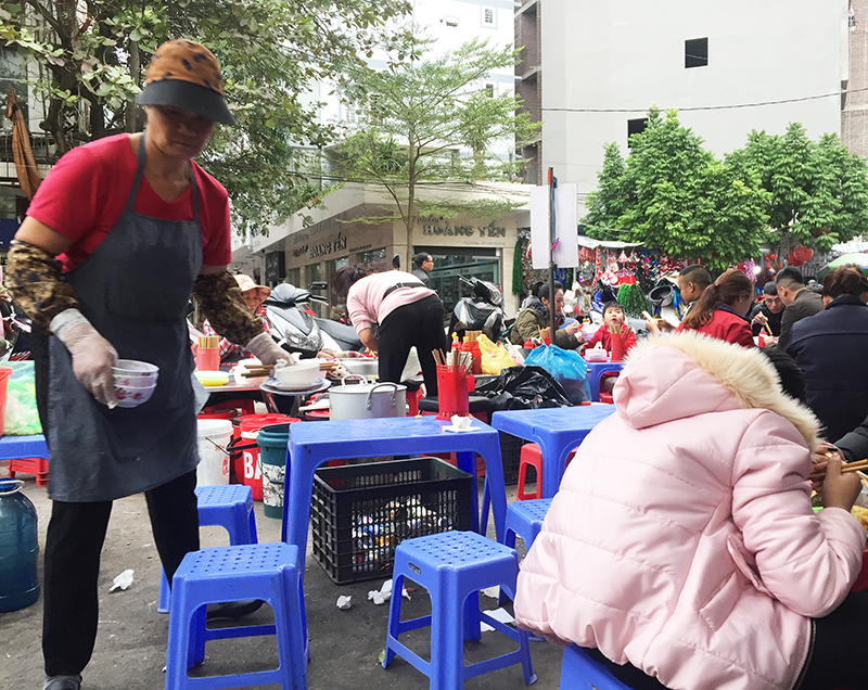 Sử dụng găng tay khi tiếp xúc với thức ăn ngay của một cơ sở thức ăn đường phố gần chợ Nam Khê, phường Nam Khê, TP Uông Bí.