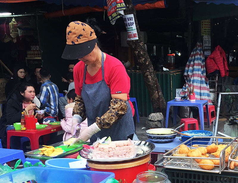 Sử dụng găng tay khi tiếp xúc với thức ăn ngay của một cơ sở thức ăn đường phố gần chợ Nam Khê, phường Nam Khê, TP Uông Bí.