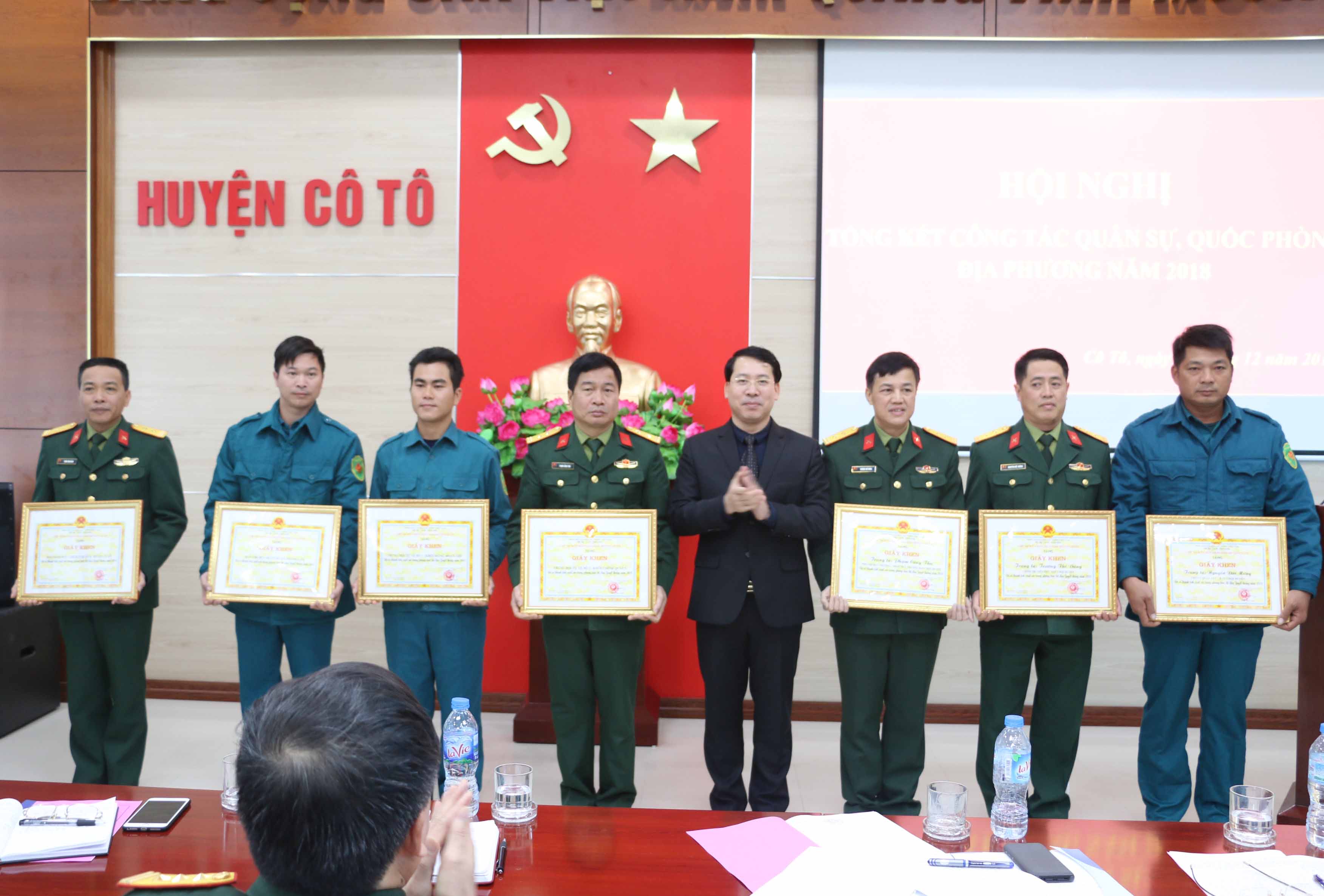 Bí thư Huyện ủy, Chủ tịch UBND huyện Trần Như Long tặng giấy khen cho các tập thể và cá nhân đã có thành tích xuất sắc trong phong trào thi đua Quyết thắng năm 2018.