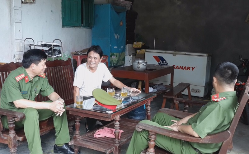 Anh Trịnh Xuân Dũng (áo trắng) người một thời có quá khứ lầm lỗi, hiện đã tiến bộ và làm tổ trưởng tổ trật tự viên của phường Cửa Ông, thường xuyên cùng Công an phường trao đổi công tác nhằm giữ gìn đảm bảo ANTT tại địa phương.