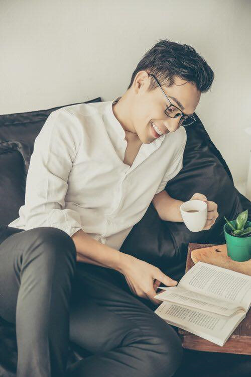 Minh Beta tên thật Bùi Quang Minh. Dù là nhạc sĩ tay ngang nhưng Việt Nam ơi do anh sáng tác đang được cổ động viên yêu thích nhất.