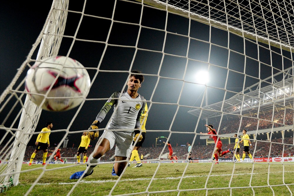 Anh Đức "xé lưới" thủ thành Farizal Marlias trong trận chung kết AFF Cup 2018. Ảnh Dương Quốc Bình