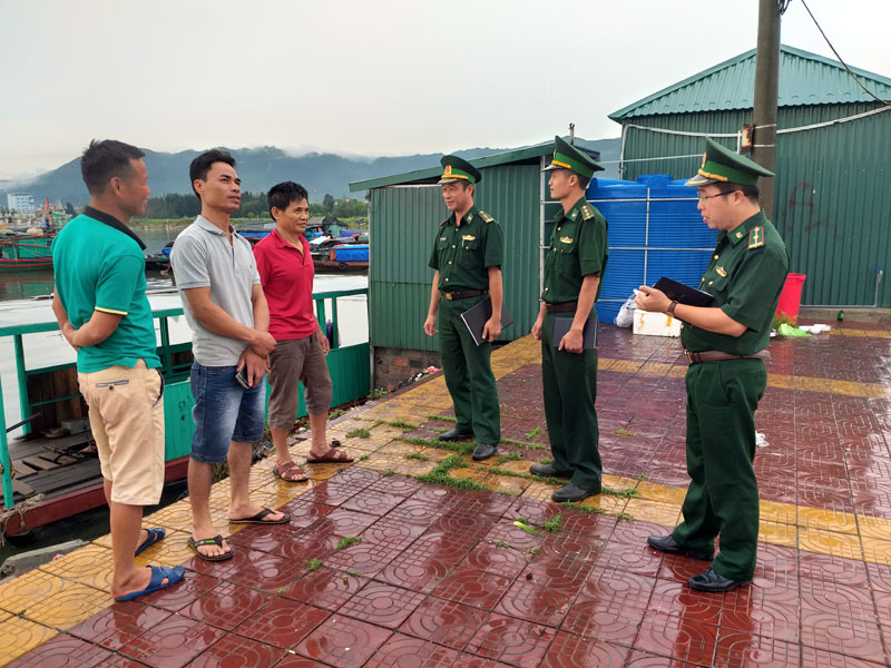 Cán bộ Đồn Biên phòng cửa khẩu cảng Cẩm Phả xuống địa bàn phường Cẩm Trung (TP Cẩm Phả) tuyên truyền, phổ biến pháp luật cho người dân làm ăn trên vùng biển của địa phương