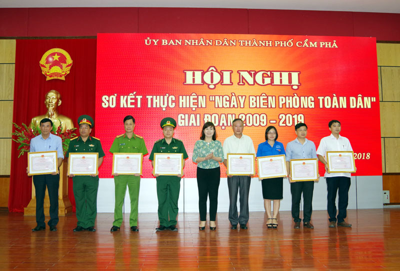 Lãnh đạo TP Cẩm Phả khen thưởng cho những tập thể, cá nhân có thành tích xuất sắc trong thực hiện 10 năm, Ngày Biên phòng giai đoạn 2009-2019, trong đó có Đồn Biên phòng cửa khẩu cảng Cẩm Phả