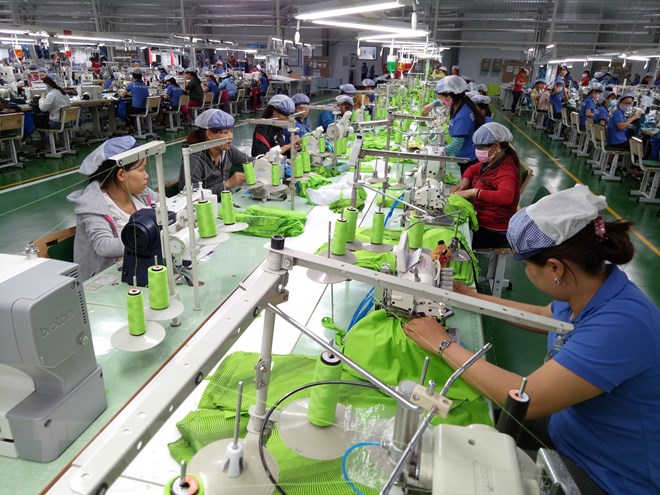 Sản xuất may mặc tại Công ty Far Eastern New Apparel Việt Nam - Khu công nghiệp Bắc Đồng Phú, tỉnh Bình Phước. (Ảnh: Dương Chí Tưởng/TTXVN)