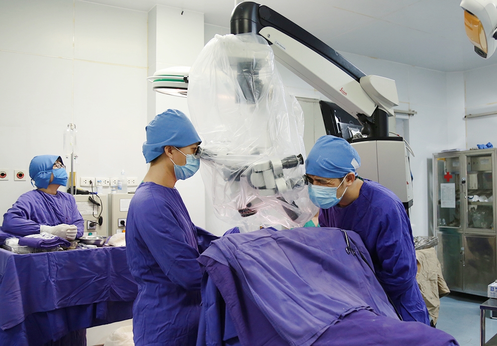 Hệ thống máy móc, thiết bị hiện đại góp phần cho các phẫu thuật viên thực hiện ca mổ thuận lợi, thành công