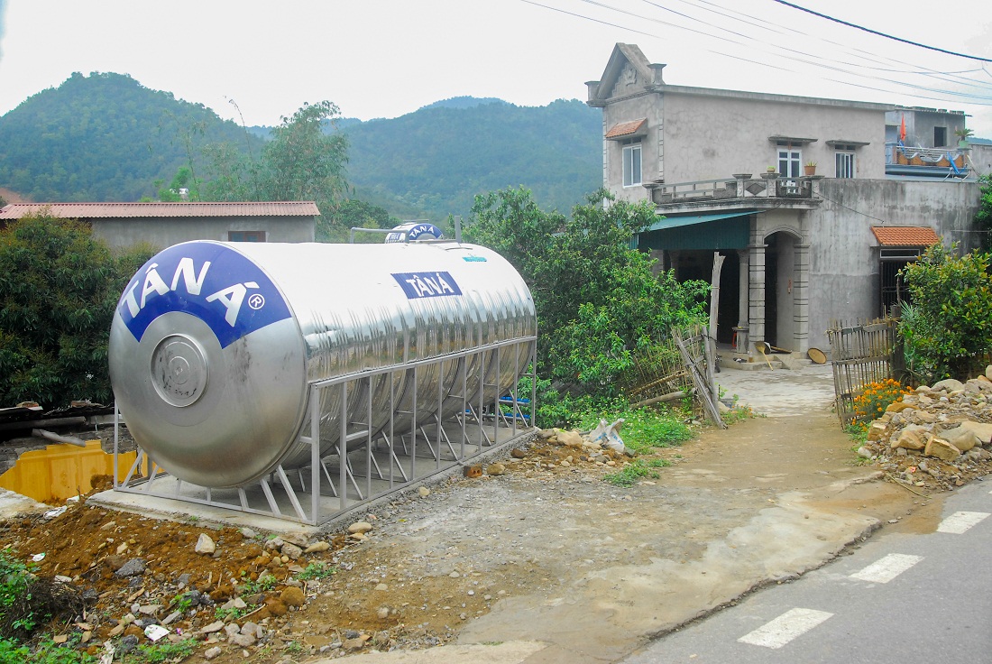 Téc inox trữ nước sinh hoạt phục vụ các hộ dân tại thôn Nà Khau (xã Đồng Tâm, huyện Bình Liêu).