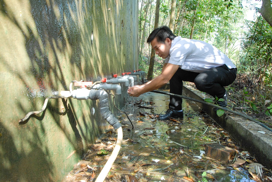 Bí thư Chi bộ, Trưởng bản Nà Sa (xã Hoành Mô, huyện Bình Liêu) kiểm tra hoạt động của đầu ống dẫn nước sinh hoạt về thôn của bể