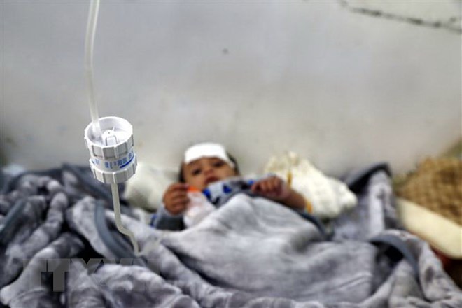 Trẻ em bị suy dinh dưỡng điều trị tại bệnh viện ở Sanaa, Yemen. (Ảnh: THX/TTXVN)
