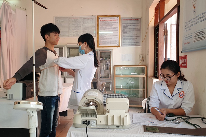 Đội ngũ cán bộ y bác sĩ Bệnh viện đa khoa TP Cẩm Phả tổ chức khám tuyển cho thanh niên đủ tuổi nhập ngũ phường Cửa Ông