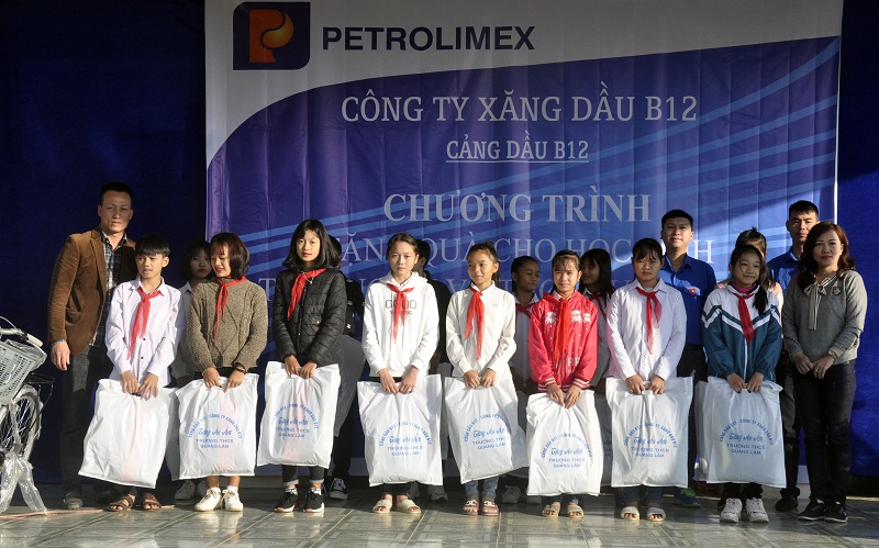 Tặng áo ấm cho học sinh THCS Quảng Lâm.