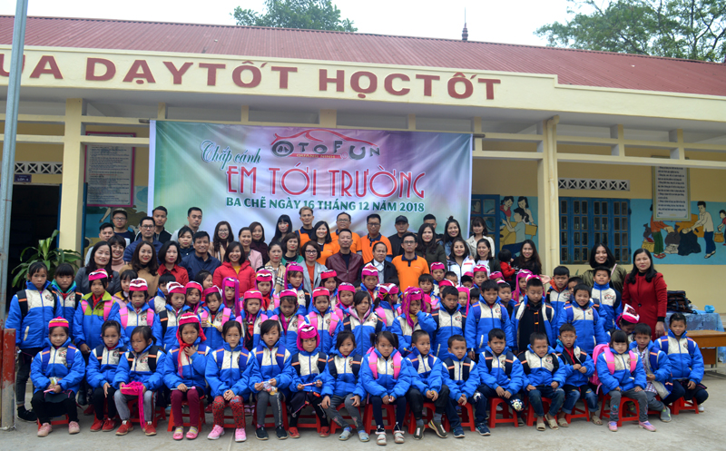Chi hội Oto fun Quảng Ninh chụp ảnh lưu niệm cùng thầy trò và lãnh đạo địa phương.
