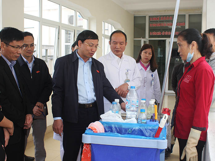 Đoàn giám sát kiểm tra việc thu gom, phân loại chất thải y tế của nhân viên vệ sinh tại Bệnh viện Sản nhi Quảng Ninh.