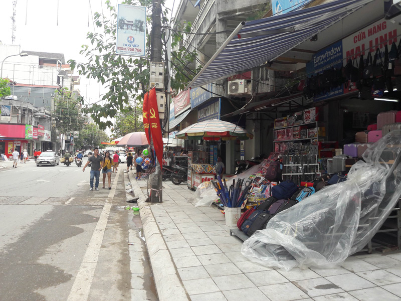 Hàng hóa bày kín vỉa hè ở TP Móng Cái 