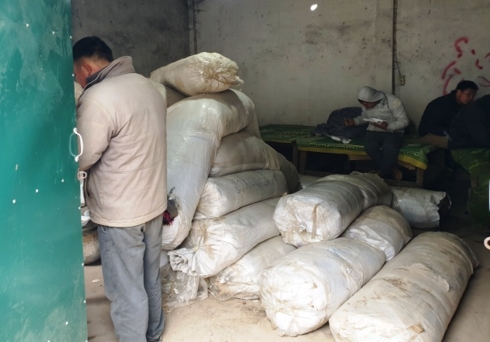 Kiểm tra kho chứa hàng nhập lậu.