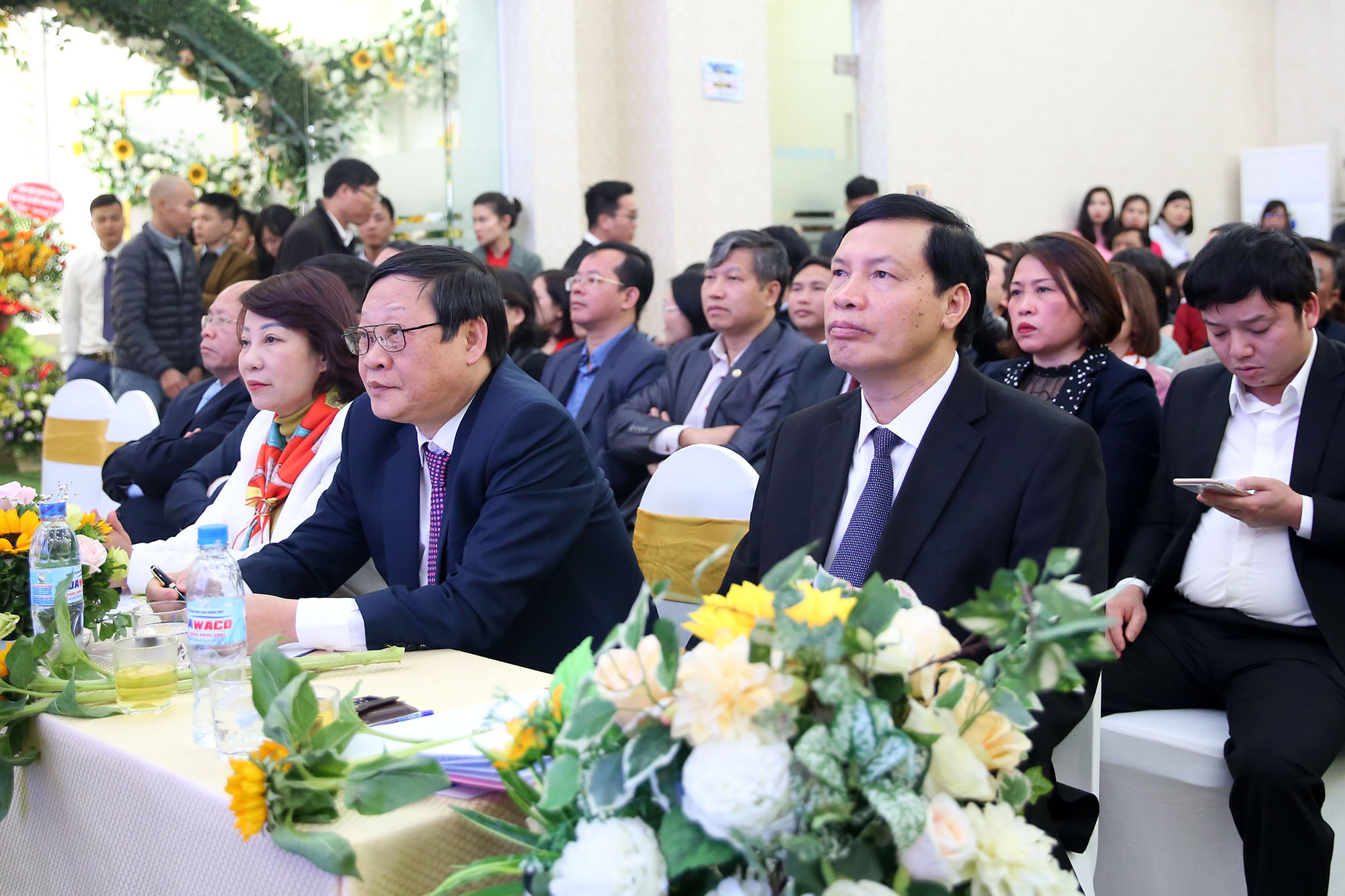 Các đồng chí lãnh đạo Trung ương, tỉnh dự chương trình