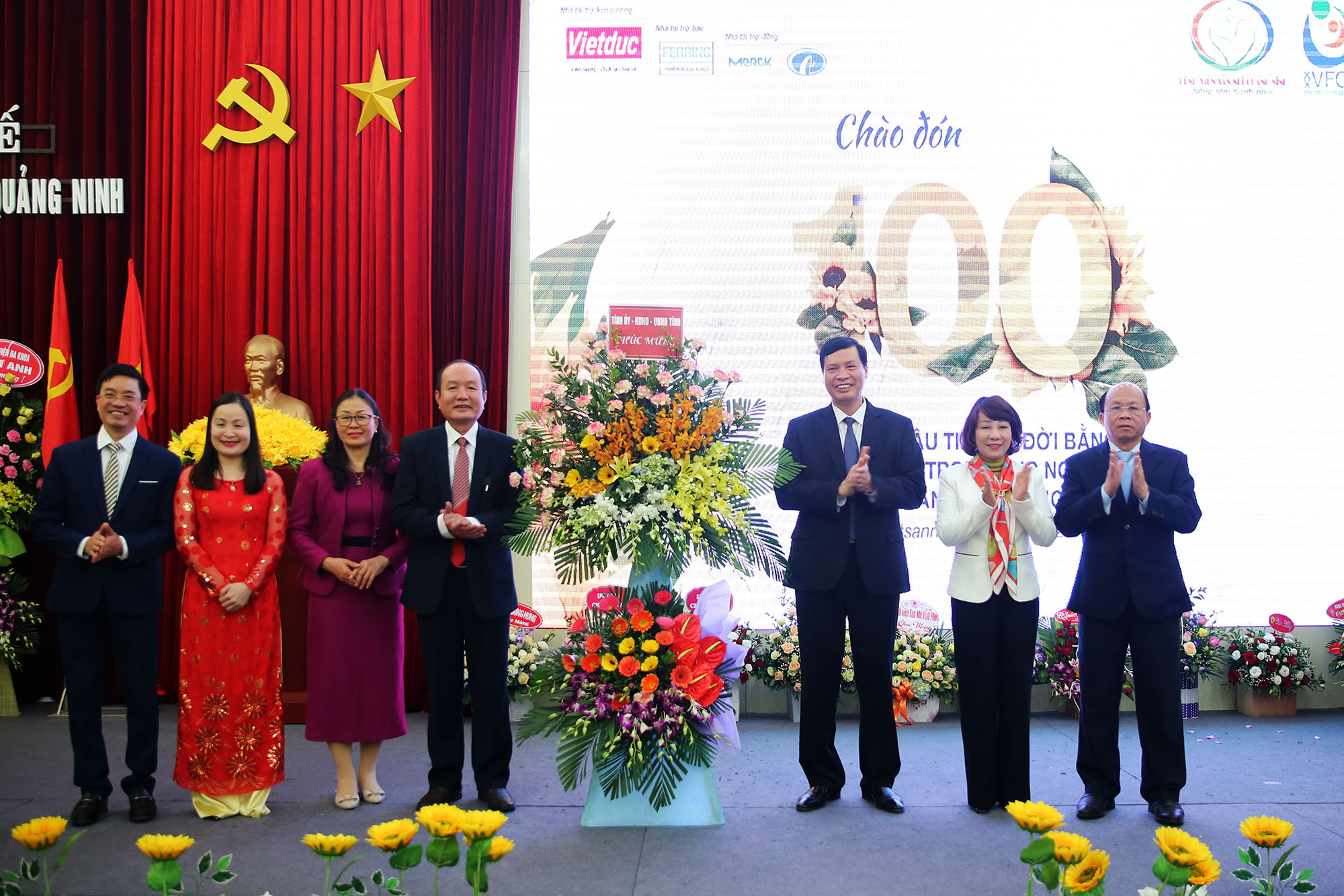 Lãnh đạo tỉnh tặng hoa chúc mừng Bệnh viện