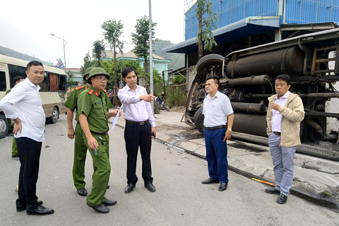 Đồng chí Vũ Văn Diện, Phó Chủ tịch UBND tỉnh, Phó trưởng ban phụ trách Ban ATGT tỉnh chỉ đạo khắc phục vụ tai nạn giao thông ngày 19/10. Ảnh: Nguyễn Duy