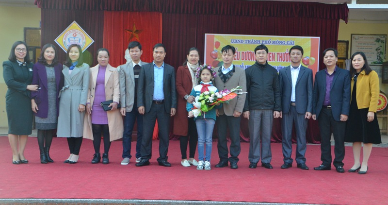 Lãnh đạo TP Móng Cái, Tỉnh Đoàn, Ban Giám hiệu nhà trường khen thưởng học sinh Đỗ Anh Trâm.
