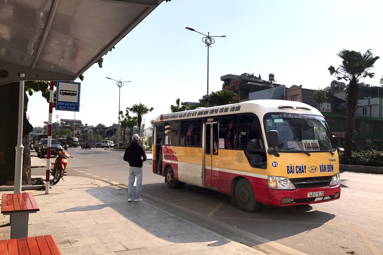 Xe buýt đã trở thành phương tiện di chuyển thân quen của người dân.