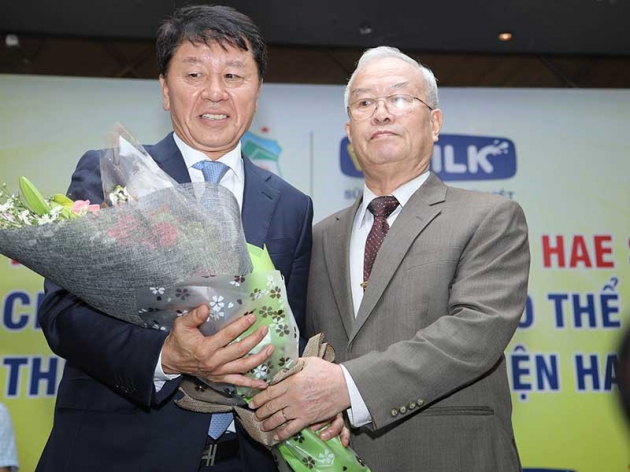  Ông Chung Hae Soung (trái) sẽ là tân HLV trưởng CLB TP.HCM.