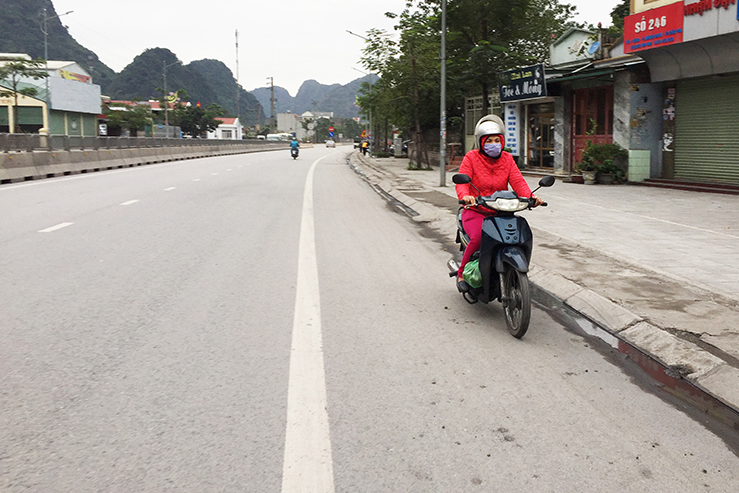 Xe máy đi ngược chiều (Ảnh chụp tại QL18A đoạn qua phường Quang Hanh, TP Cẩm Phả).