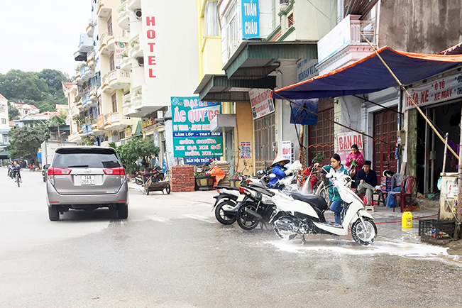 Lấn chiếm vỉa hè, lòng đường để kinh doanh dịch vụ tiềm ẩn nguy cơ mất an toàn giao thông (Ảnh chụp tại đường Anh Đào, phường Bãi Cháy, TP Hạ Long).