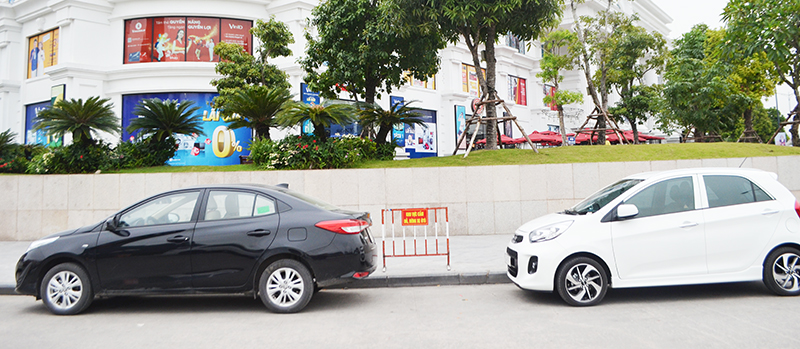 Mặc dù khu vực có biển cấm đỗ, dừng xe ô tô nhưng tình trạng xe ô tô đỗ dừng tại đây vẫn diễn ra thường xuyên (Ảnh chụp phía sau chợ Hạ Long I, TP Hạ Long).