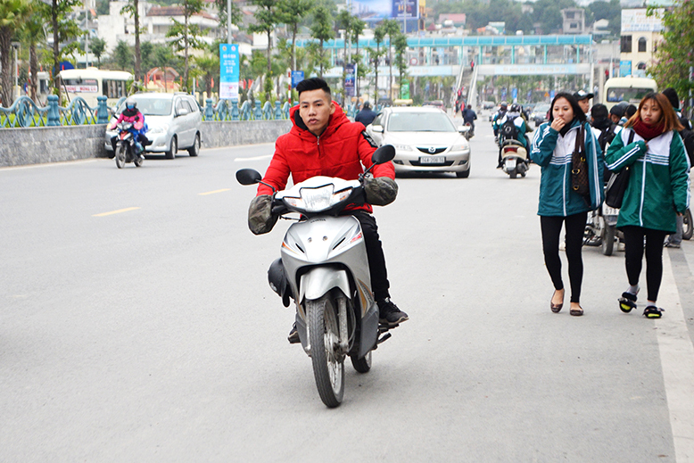 Tình trạng không đội mũ bảo hiểm khi tham gia giao thông diễn ra phổ biến (Ảnh chụp tại đường gom Nguyễn Văn Cừ, TP Hạ Long).