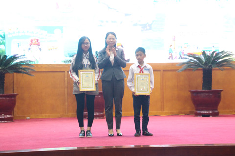 2 giải đặc biệt (em Cao Kỳ Duyên, lớp 11A2, THPT Cẩm Phả và Hoàng Tuấn Anh, lớp 6B, trường THPT Hải Đông, huyện Tiên Yên)