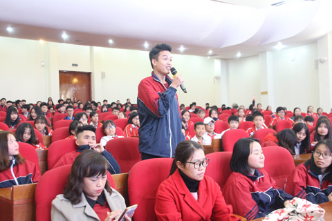 Các em học sinh tham gia giao lưu tại buổi tổng kết 