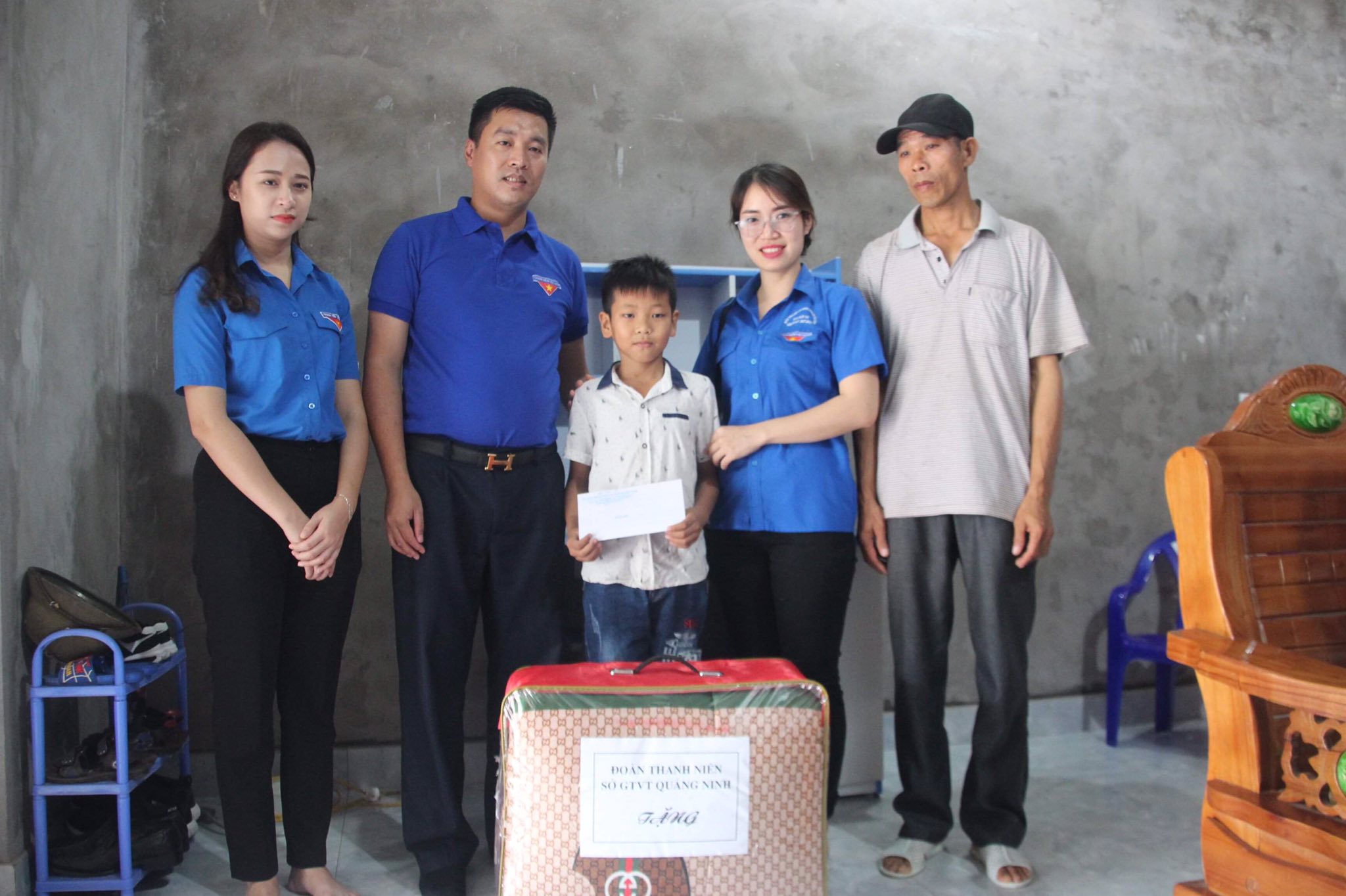 Anh Mạc Văn Sơn cùng các đoàn viên thanh niên tặng quà cho gia đình em Phạm Hoàng Xuân.