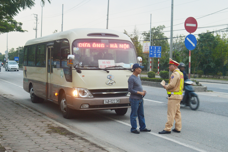 Đội Tuần tra kiểm soát giao thông số 2, Phòng CSGT đường bộ - đường sắt, Công an tỉnh kiếm tra xe khách trên tuyến quốc lộ 18A.