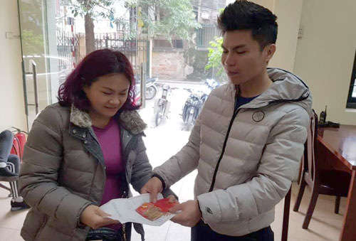 Chị Nguyên được chủ quán bún cá trao trả lại số vàng đánh rơi. Ảnh: Sơn Tùng