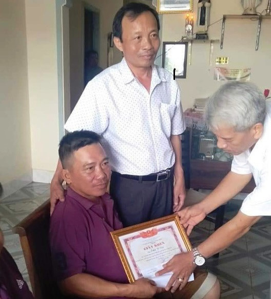 UBND xã Hòa Bình trao bằng khen cho ông Đại.