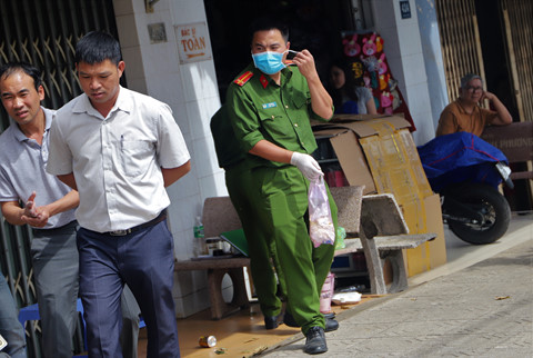Công an khám nghiệm thu giữ vật chứng tại hiện trường gây án