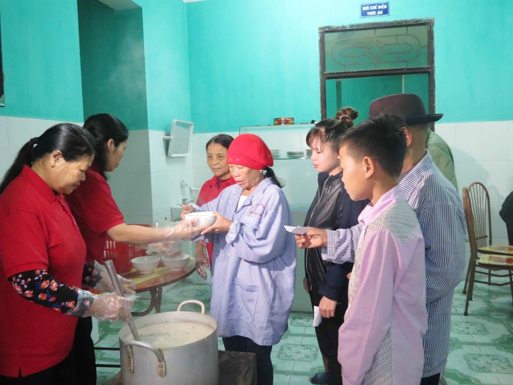 Mô hình “Nồi cháo tình thương” do Hội CTĐ thị trấn Ba Chẽ, huyện Ba Chẽ, triển khai thực hiện. Ảnh: Thùy Loan (Trung tâm TT-VH Ba Chẽ)