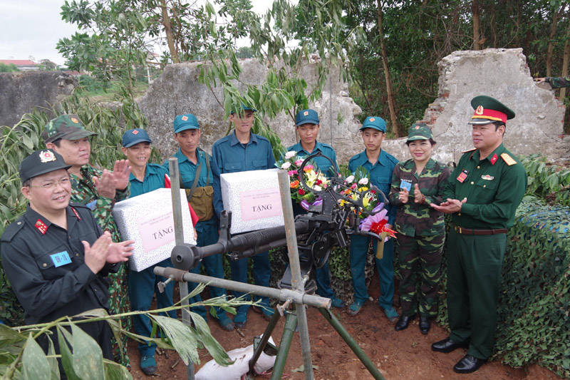 Lãnh đạo Bộ CHQS tỉnh, huyện Đầm Hà động viên cán bộ, chiến sĩ LLVT huyện hoàn thành nhiệm vụ diễn tập thực binh đánh địch đổ bộ đường không trong diễn tập KVPT huyện năm 2018.