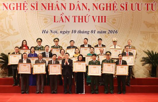 Chủ tịch nước trao tặng danh hiệu NSND cho các nghệ sĩ năm 2016. Ảnh: Ngọc Thành